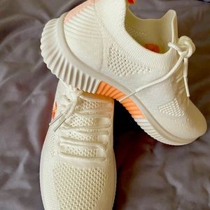 White sneakers size 8 more like a 8.5